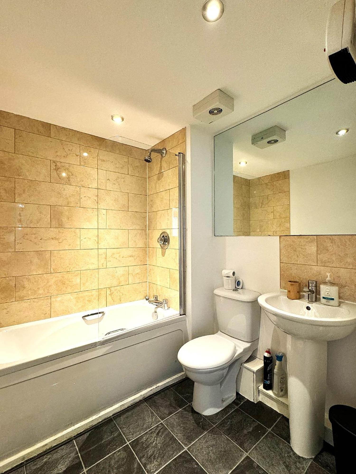 2 Bed Ensuite With Balcony And Free Onsite Secure Parking Манчестер Экстерьер фото